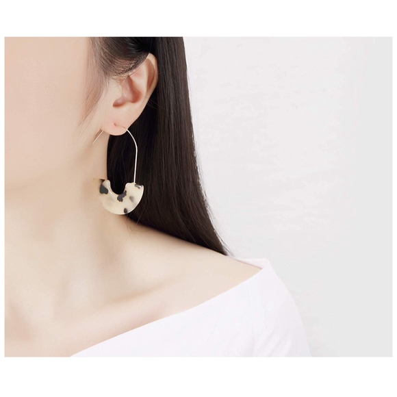 2/$20 BaubleBar Style Tortoise Hoops Earring - Picture 5 of 5